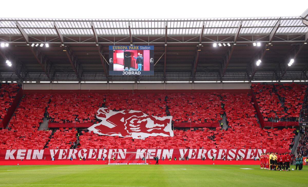 Holocaust-Gedenken am 25. Januar 2025 beim Spiel des SC Freiburg gegen Bayern München. // (c) Alex Grimm / Getty Images via OneFootball