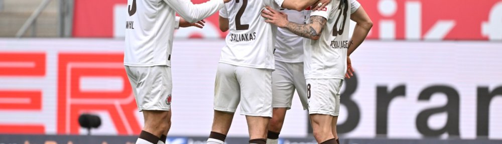 Hauke Wahl, Manolis Saliakas, Eric Smith und Mathias Pereira Lage feiern das Tor zum 1:0 des FC St. Pauli bei der TSG Hoffenheim. 28.02.2026 // (c) Sebastian Widmann/Getty Images via OneFootball