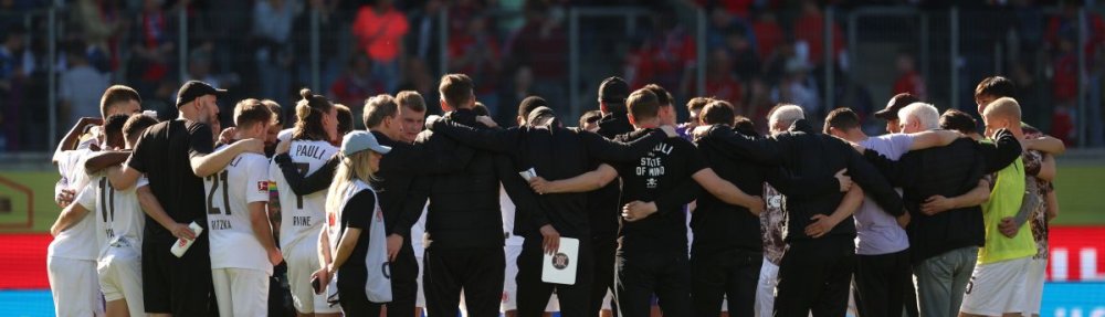 HEIDENHEIM, GERMANY - APRIL 25: FC St. Pauli players and staff huddle after the Bundesliga match between 1. FC Heidenheim 1846 and FC St. Pauli at Voith-Arena on April 25, 2026 in Heidenheim, Germany. (Photo by Adam Pretty/Getty Images)