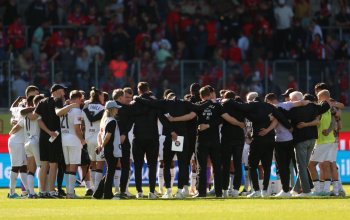 HEIDENHEIM, GERMANY - APRIL 25: FC St. Pauli players and staff huddle after the Bundesliga match between 1. FC Heidenheim 1846 and FC St. Pauli at Voith-Arena on April 25, 2026 in Heidenheim, Germany. (Photo by Adam Pretty/Getty Images)