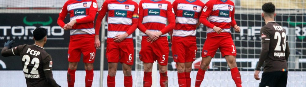 Omar Marmoush (FC St. Pauli) mit einem Freistoß am 31.01.2021 beim 1. FC Heidenheim. Vor ihm die hochspringende Mauer. // (c) Adam Pretty/Getty Images via OneFootball