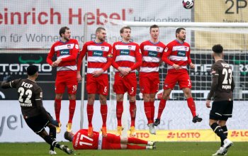 Omar Marmoush (FC St. Pauli) mit einem Freistoß am 31.01.2021 beim 1. FC Heidenheim. Vor ihm die hochspringende Mauer. // (c) Adam Pretty/Getty Images via OneFootball