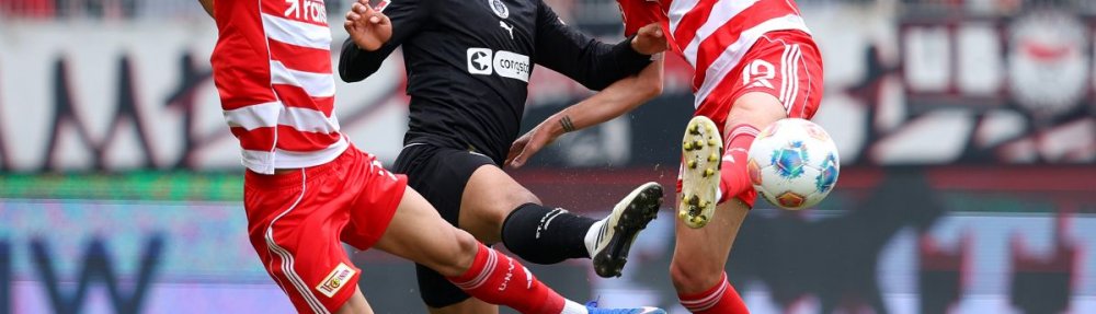 BERLIN, GERMANY - APRIL 05: Joel Chima Fujita of FC St. Pauli is challenged by Jeong Woo-Yeong and Janik Haberer of 1. FC Union Berlin during the Bundesliga match between 1. FC Union Berlin and FC St. Pauli at Stadion An der Alten Foersterei on April 05, 2026 in Berlin, Germany. (Photo by Ronny Hartmann/Getty Images)