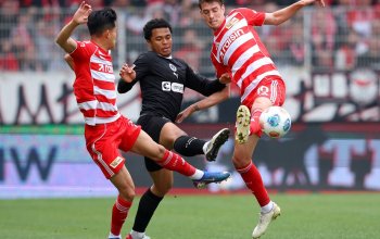 BERLIN, GERMANY - APRIL 05: Joel Chima Fujita of FC St. Pauli is challenged by Jeong Woo-Yeong and Janik Haberer of 1. FC Union Berlin during the Bundesliga match between 1. FC Union Berlin and FC St. Pauli at Stadion An der Alten Foersterei on April 05, 2026 in Berlin, Germany. (Photo by Ronny Hartmann/Getty Images)