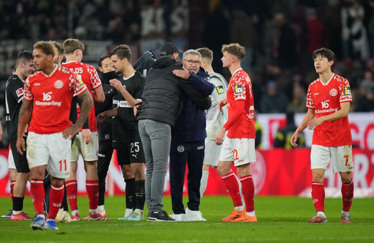 MAINZ, GERMANY - DECEMBER 21: Urs Fischer, Head Coach of 1. FSV Mainz 05, and Alexander Blessin, Head Coach of FC St. Pauli, interact following the Bundesliga match between 1. FSV Mainz 05 and FC St. Pauli at MEWA Arena on December 21, 2025 in Mainz, Germany. (Photo by Pau Barrena/Getty Images)