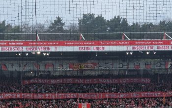Blick auf die Heimseite (auch: Waldseite) beim 1. FC Union Berlin mit einem Spruchband gegen die Innenministerkonferenz.