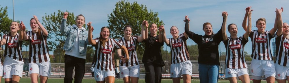 Teamjubel der 1. Frauen des FC St. Pauli nach Abpfiff des 3:1 gegen den SC Vitcoria vor den eigenen Fans. // (c) @eddy.photogr