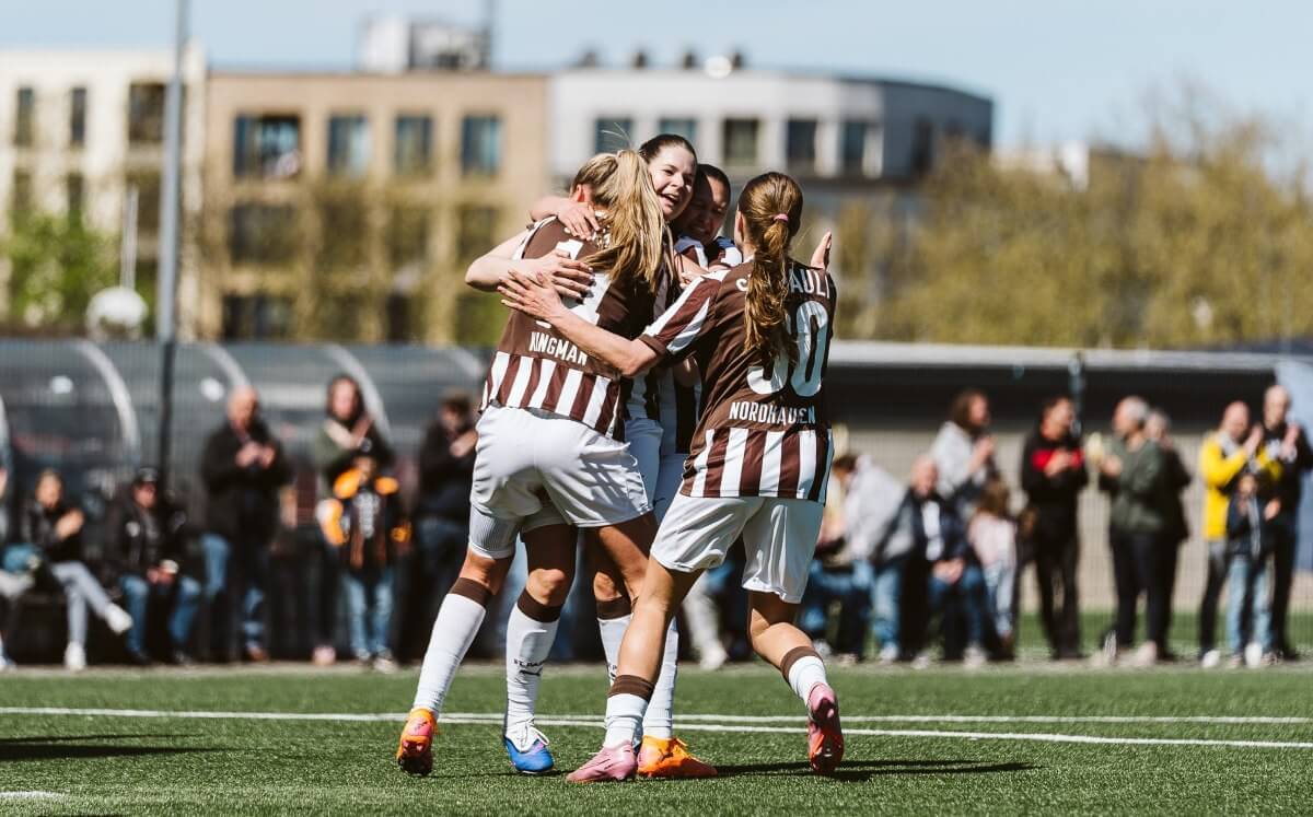 Einfach mal glücklich sei. Madeline Gieseler (FC St. Pauli) bejubelt ihren Führungstreffer, im Pulk mit Annie Kingman, Neele Nordhausen und Aksana Alizadeh. // (c) @eddy.photogr