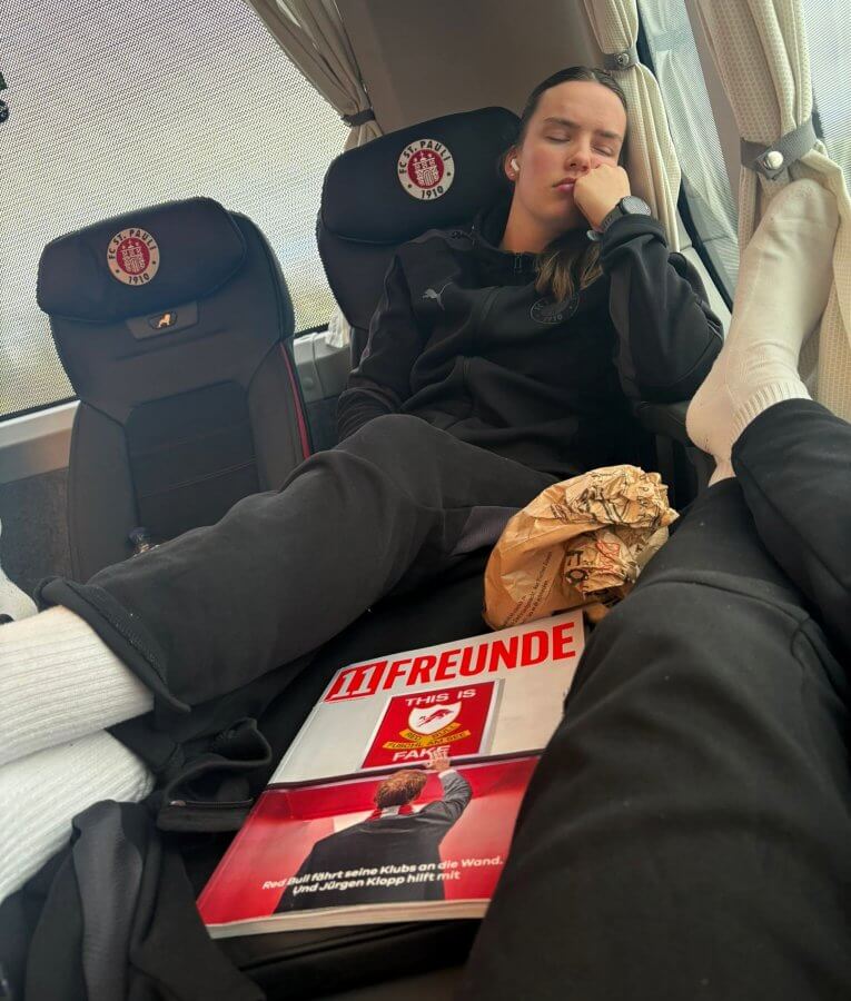 Janice Hauschild im Teambus, vor ihr die aktuelle Ausgabe der 11Freunde.