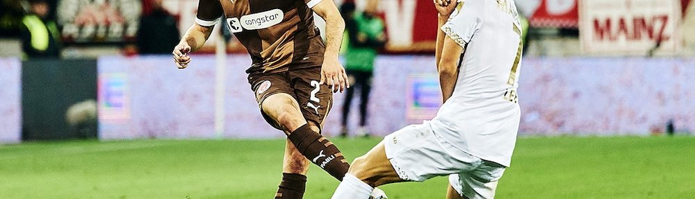 Manolis Saliakas (FC St. Pauli) tunnelt Jae-sung Lee (1. FSV Mainz 05).