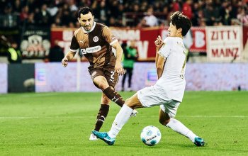 Manolis Saliakas (FC St. Pauli) tunnelt Jae-sung Lee (1. FSV Mainz 05).