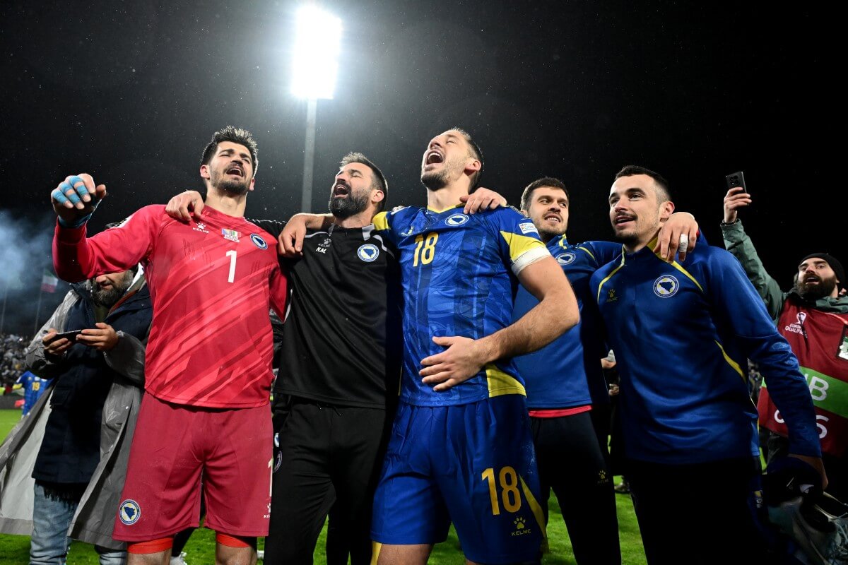 Nikola Vasilj feiert nach dem Sieg die Quali für die WM. // Photo by Getty Images/Getty Images via OneFootball)