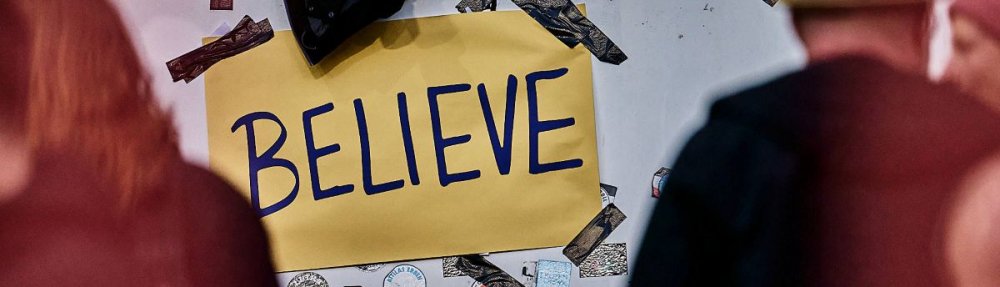 Hamburg, Deutschland, 17.04.2026, Bundesliga, Millerntor-Stadion, FC St. Pauli - 1. FC Köln Im Millerntor-Stadion ist beim Spiel des FC St. Pauli gegen den 1. FC Köln ein großer Zettel angebracht auf dem "BELIEVE" steht. Copyright: Stefan Groenveld