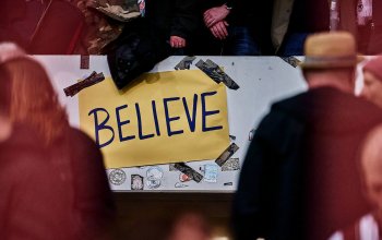 Hamburg, Deutschland, 17.04.2026, Bundesliga, Millerntor-Stadion, FC St. Pauli - 1. FC Köln Im Millerntor-Stadion ist beim Spiel des FC St. Pauli gegen den 1. FC Köln ein großer Zettel angebracht auf dem "BELIEVE" steht. Copyright: Stefan Groenveld