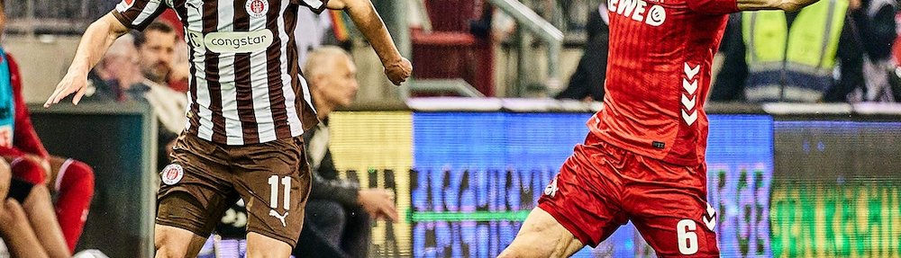 Arkadiusz Pyrka (FC St. Pauli) im Zweikampf mit Eric Martel (1. FC Köln).