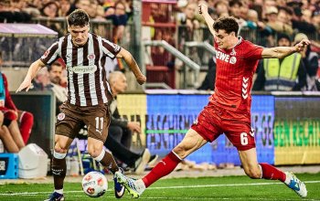 Arkadiusz Pyrka (FC St. Pauli) im Zweikampf mit Eric Martel (1. FC Köln).