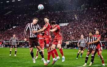 Hamburg, Deutschland, 17.04.2026, Bundesliga, Millerntor-Stadion, FC St. Pauli - 1. FC Köln Bei einem Eckball gehen Spieler des FC St. Pauli und des 1. FC Köln ins Kopfballduell. Copyright: Stefan Groenveld