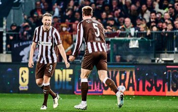 Hamburg, Deutschland, 17.04.2026, Bundesliga, Millerntor-Stadion, FC St. Pauli - 1. FC Köln Karol Mets feiert zusammen mit Hauke Wahl seinen ersten Pflichtspieltreffer für den FC St. Pauli, den er gegen den 1. FC Köln erzielte. Copyright: Stefan Groenveld