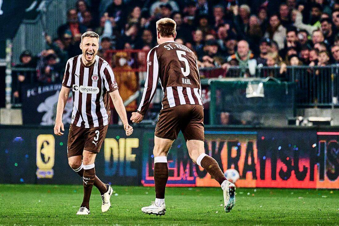 Hamburg, Deutschland, 17.04.2026, Bundesliga, Millerntor-Stadion, FC St. Pauli - 1. FC Köln Karol Mets feiert zusammen mit Hauke Wahl seinen ersten Pflichtspieltreffer für den FC St. Pauli, den er gegen den 1. FC Köln erzielte. Copyright: Stefan Groenveld