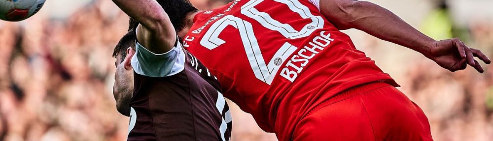 Hamburg, Deutschland, 11.04.2026, Millerntor-Stadion, Bundesliga, FC St. Pauli - FC Bayern München Tom Bischof (FC Bayern München) und Arkadiusz Pyrka (FC St. Pauli) im Kopfballduell. Copyright: Stefan Groenveld