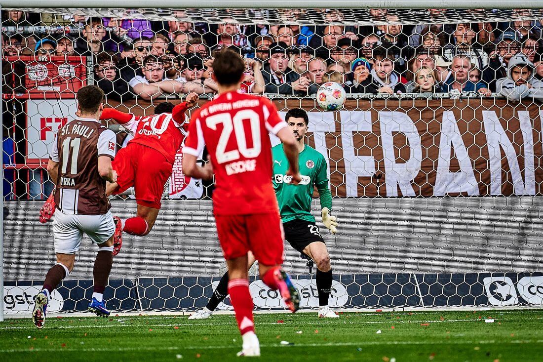 Hamburg, Deutschland, 11.04.2026, Millerntor-Stadion, Bundesliga, FC St. Pauli - FC Bayern München Jamal Musiala (FC Bayern München) köpft den Ball zur Führung des FC Bayern München gegen den FC St. Pauli ein. Torhüter Nikola Vasilj ist chancenlos. Copyright: Stefan Groenveld