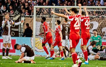Hamburg, Deutschland, 11.04.2026, Millerntor-Stadion, Bundesliga, FC St. Pauli - FC Bayern München Die Spieler des FC Bayern München feiern einen Treffer, die des St. Pauli sind enttäuscht. Copyright: Stefan Groenveld