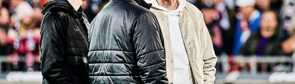 Hamburg, Deutschland, 11.04.2026, Millerntor-Stadion, Bundesliga, FC St. Pauli - FC Bayern München Cheftrainer Alexander Blessin (FC St. Pauli) bespricht sich mit Co-Trainer Sven Van Der Jeugt und Analyst Niklas Lanwehrnach der Niederlage gegen den FC Bayern München. Copyright: Stefan Groenveld