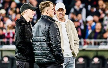 Hamburg, Deutschland, 11.04.2026, Millerntor-Stadion, Bundesliga, FC St. Pauli - FC Bayern München Cheftrainer Alexander Blessin (FC St. Pauli) bespricht sich mit Co-Trainer Sven Van Der Jeugt und Analyst Niklas Lanwehrnach der Niederlage gegen den FC Bayern München. Copyright: Stefan Groenveld