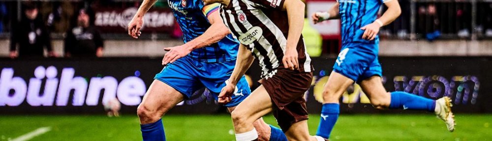 Martijn Kaars (FC St. Pauli) im Duell Patrick Mainka (1. FC Heidenheim), 13.12.2025, Millerntor. // (c) Stefan Groenveld