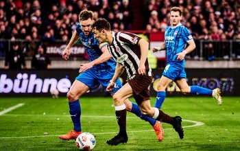 Martijn Kaars (FC St. Pauli) im Duell Patrick Mainka (1. FC Heidenheim), 13.12.2025, Millerntor. // (c) Stefan Groenveld