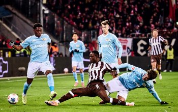Mehrere Spieler des 1. FC Union Berlin versuchen Ceesay vom FC St. Pauli vom Ball zu trennen.