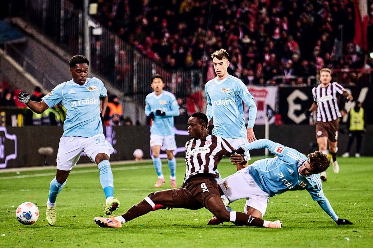 Mehrere Spieler des 1. FC Union Berlin versuchen Ceesay vom FC St. Pauli vom Ball zu trennen.