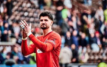 Hamburg, Deutschland, 08.03.2026, Fussball, Bundesliga, FC St. Pauli - Eintracht Frankfurt Nikola Vasilj, Torhüter des FC St. Pauli, freut sich nach dem Punktgewinn gegen Eintracht Frankfurt. Copyright: Stefan Groenveld