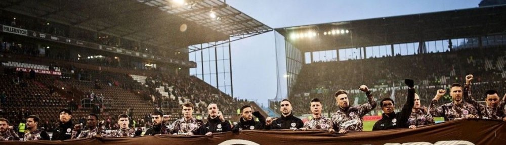 Hamburg, Deutschland, 22.02.2026, Millerntor-Stadion, Fussball, Bundesliga, FC St. Pauli - SV Werder Bremen Die Spieler des FC St. Pauli halten vor Anpfiff ein Banner mit der Aufschrift "Klassenkampf" hoch. Copyright: Stefan Groenveld