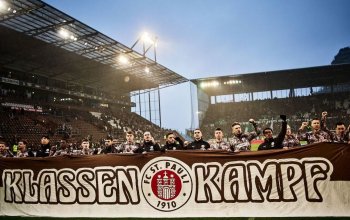 Hamburg, Deutschland, 22.02.2026, Millerntor-Stadion, Fussball, Bundesliga, FC St. Pauli - SV Werder Bremen Die Spieler des FC St. Pauli halten vor Anpfiff ein Banner mit der Aufschrift "Klassenkampf" hoch. Copyright: Stefan Groenveld