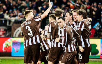 Hamburg, Deutschland, 22.02.2026, Millerntor-Stadion, Fussball, Bundesliga, FC St. Pauli - SV Werder Bremen Die Spieler des FC St. Pauli bejubeln den Treffer zum 1:0 gegen den SV Werder Bremen. Copyright: Stefan Groenveld