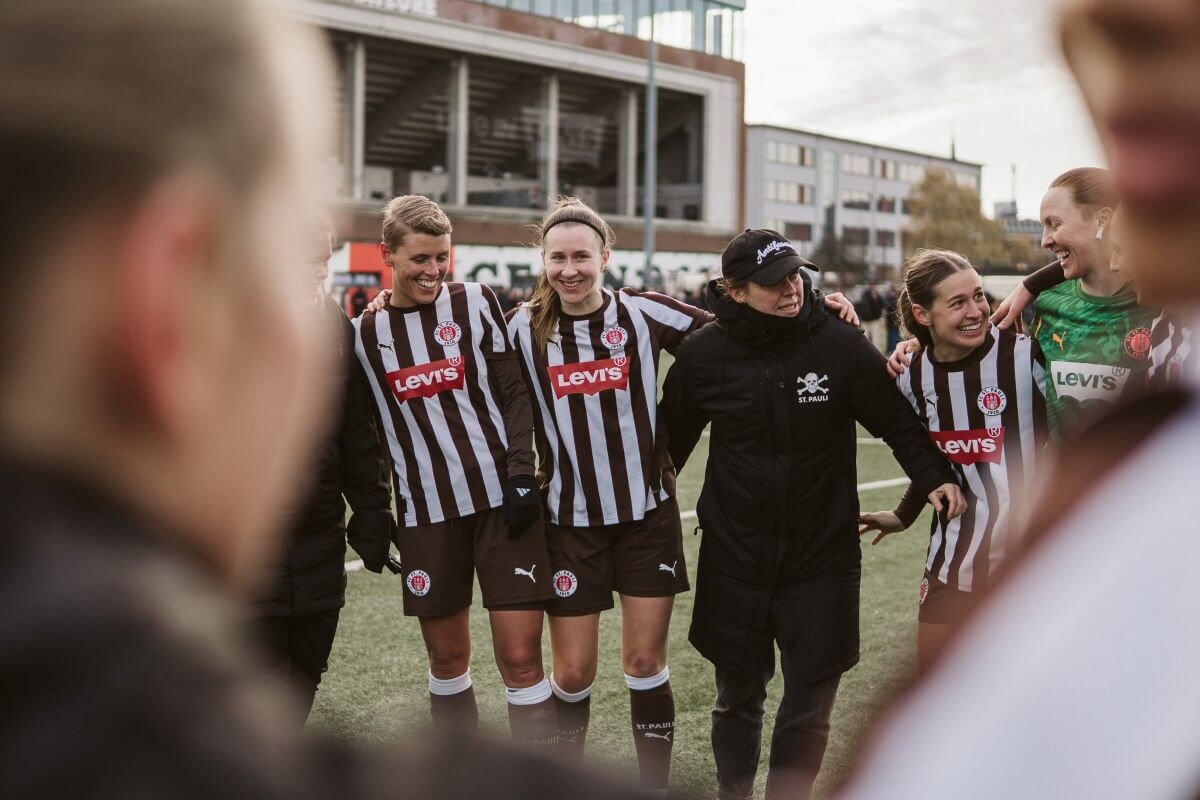 1. Frauen beim Jubel nach einem Heimsieg (von links): Ann-Sophie Greifenberg, Julia Hechtenberg, Vanessa Zawada, Lina Jubel, Tara Zimmermann // (c) @eddy.photogr