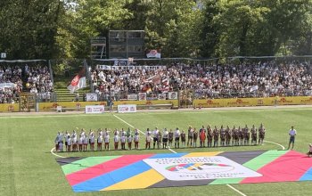 Aufstellung der Teams vom Walddörfer SV und FC St. Pauli 1. Frauen vor dem Hamburger Pokalfinale am 24. Mai 2026 an der Hoheluft. Links der WSV, rechts der FCSP. Im Vordergrund Werbung für das Olympia-Referendum, im Hintergrund eine Protesttapete der FCSP-Fans.