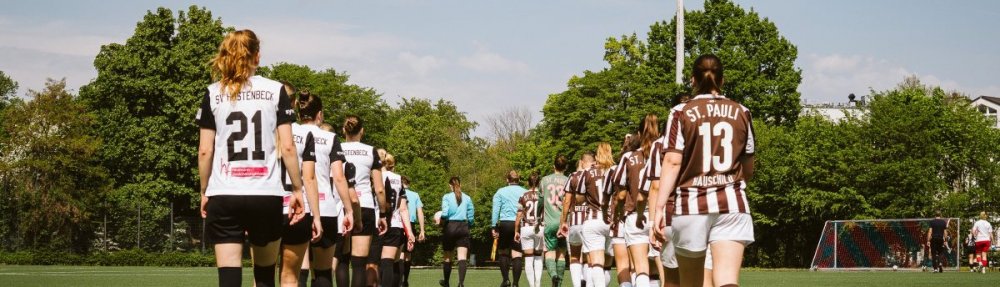 Einmarsch der Teams, FC St. Pauli und SV Hastenbeck. (03.05.2026, Sternschanzenpark). // (c) @eddy.photogr