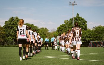 Einmarsch der Teams, FC St. Pauli und SV Hastenbeck. (03.05.2026, Sternschanzenpark). // (c) @eddy.photogr