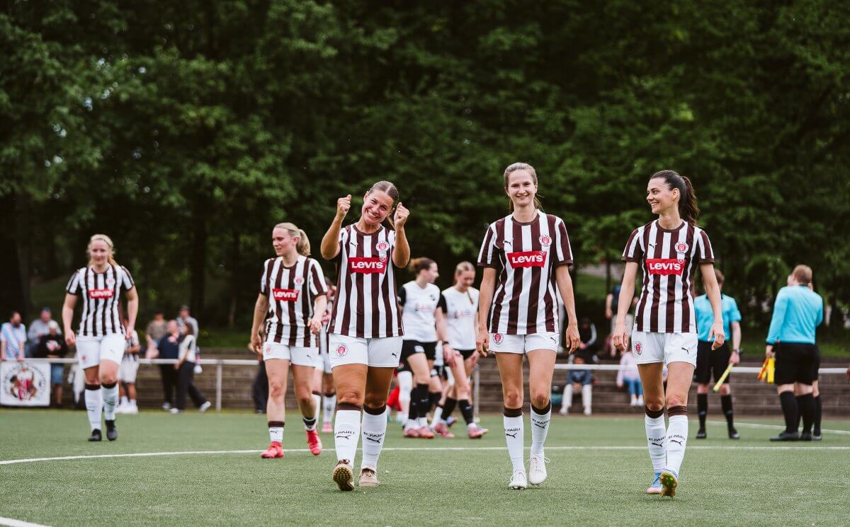 Lina Jubel, Jette Schulz und Gianna Nicoleit (FC St. Pauli) nach dem Spiel gegen den SV Hastenbeck (03.05.2026). // (c) @eddy.photogr
