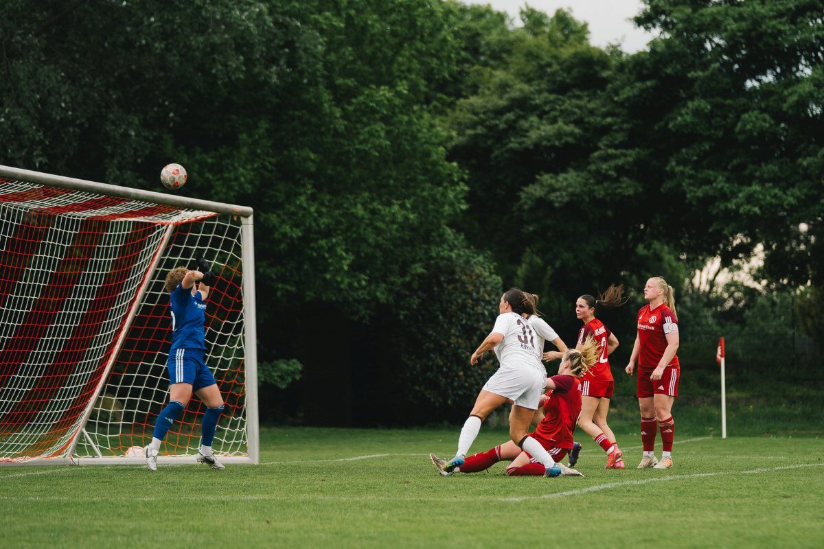 Rachel Rinast (FCSt. Pauli) in der Nachspielzeit mit einem Kopfball an die Latte. // (c) @eddy.photogr 