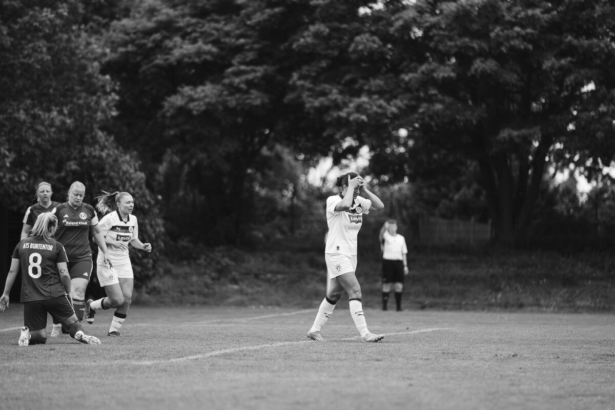 Rachel Rinast (FC St. Pauli) fassungslos nach dem Kopfball an die Latte. // (c) @eddy.photogr
