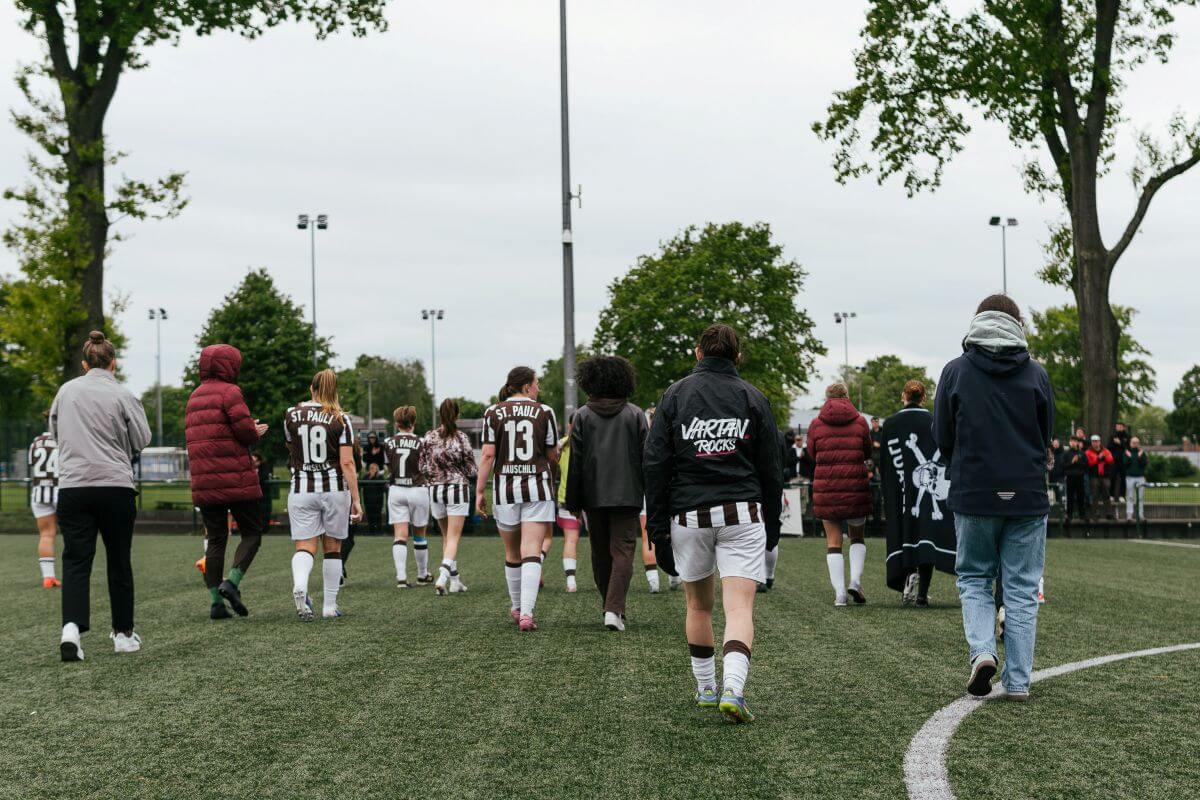 Enttäuschter Gang der 1. Frauen des FC St. Pauli zu den Fans nach der 2:1-Niederlage beim HSV II. 