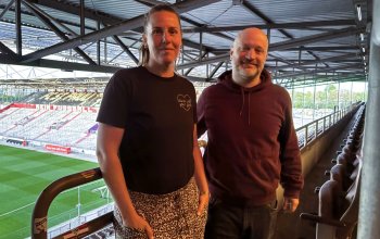 Carina Wüst und Deniz Ünsal (FC St. Pauli, AFM-Abteilungsleitung) auf der Südtribüne am Millerntor.