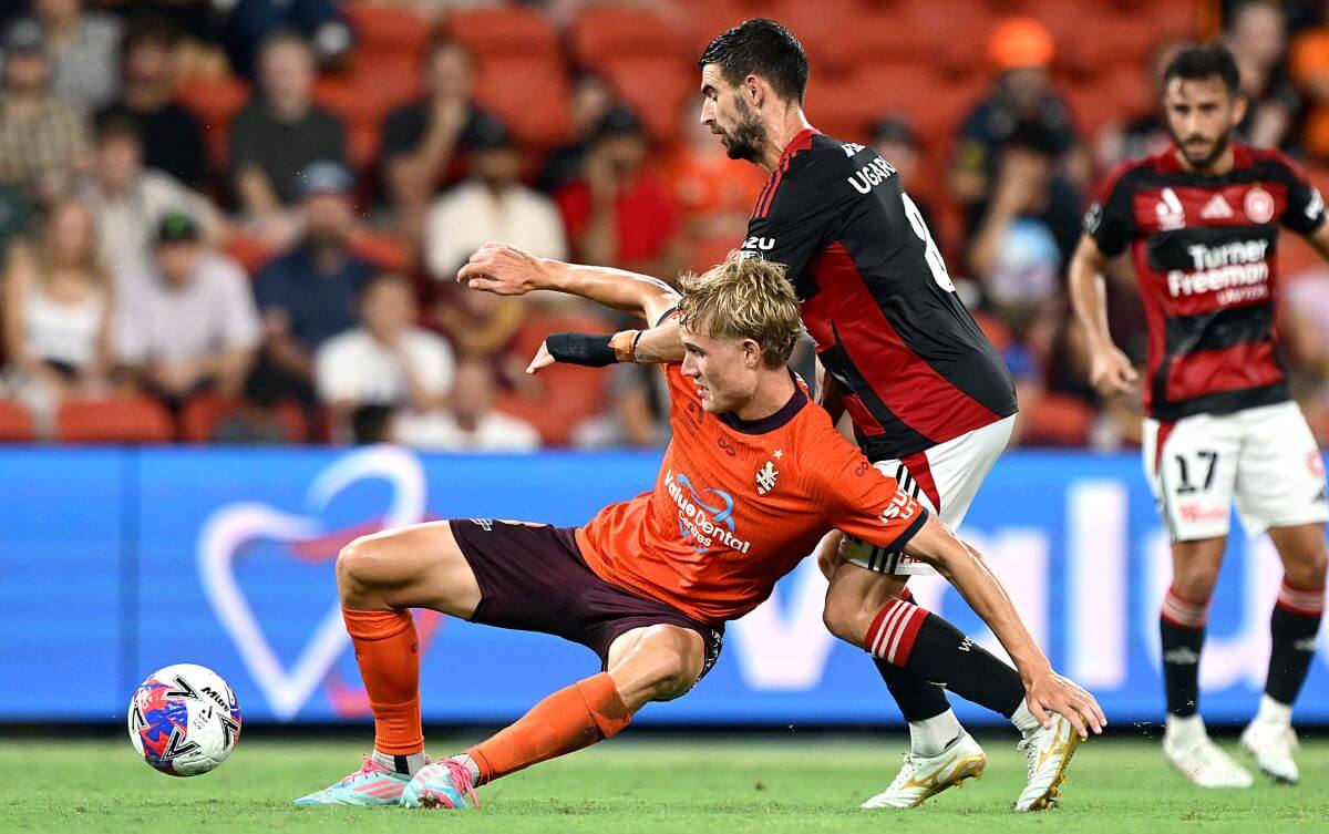BRISBANE, AUSTRALIA - MARCH 13: Sam Klein of the Roar and Steven Ugarkovic of the Wanderers challenge for the ball during the round 21 A-League Men match between Brisbane Roar and Western Sydney Wanderers at Suncorp Stadium, on March 13, 2026, in Brisbane, Australia. (Photo by Bradley Kanaris/Getty Images)