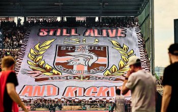 "Still alive and kickin'"-Blockfahne der St. Pauli Skinheads vorm Block 1 der Gegengerade, anlässlich des 30. Geburtstages. // (c) Stefan Groenveld