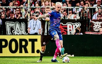 Hamburg, Deutschland, 03.05.2026, Bundesliga, Millerntor-Stadion, FC St. Pauli - 1. FSV Mainz 05 Philipp Tietz (Mainz) im Zweikampf mit Karol Mets (St. Pauli). Copyright: Stefan Groenveld