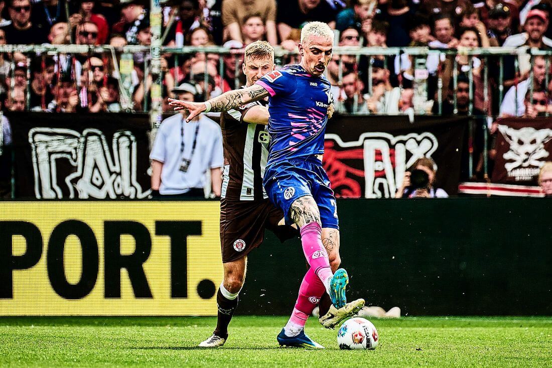 Hamburg, Deutschland, 03.05.2026, Bundesliga, Millerntor-Stadion, FC St. Pauli - 1. FSV Mainz 05 Philipp Tietz (Mainz) im Zweikampf mit Karol Mets (St. Pauli). Copyright: Stefan Groenveld