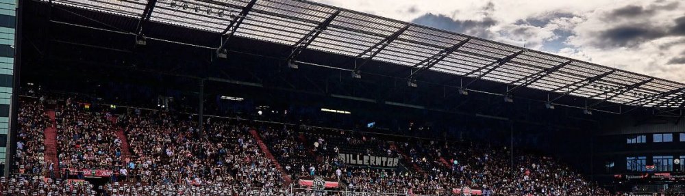 Banner vor der Südkurve am Millerntor: "Wir lassen uns nicht spalten - Innenminister*innen: Feinde der Fankultur" Dazu zahlreiche kleine Zettel mit "NO IMK". 03.05.2026 // (c) Stefan Groenveld